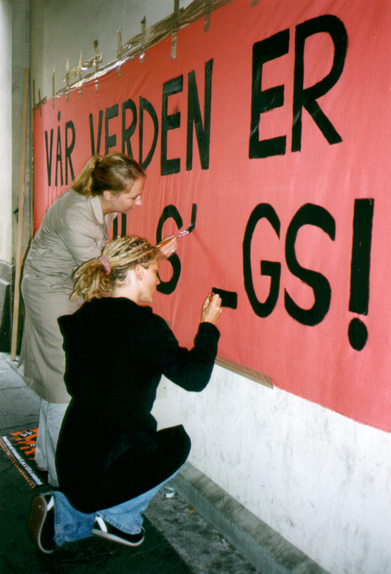 Banner-maling i forkant av demonstrasjon mot Verdensbanken i Oslo 2002