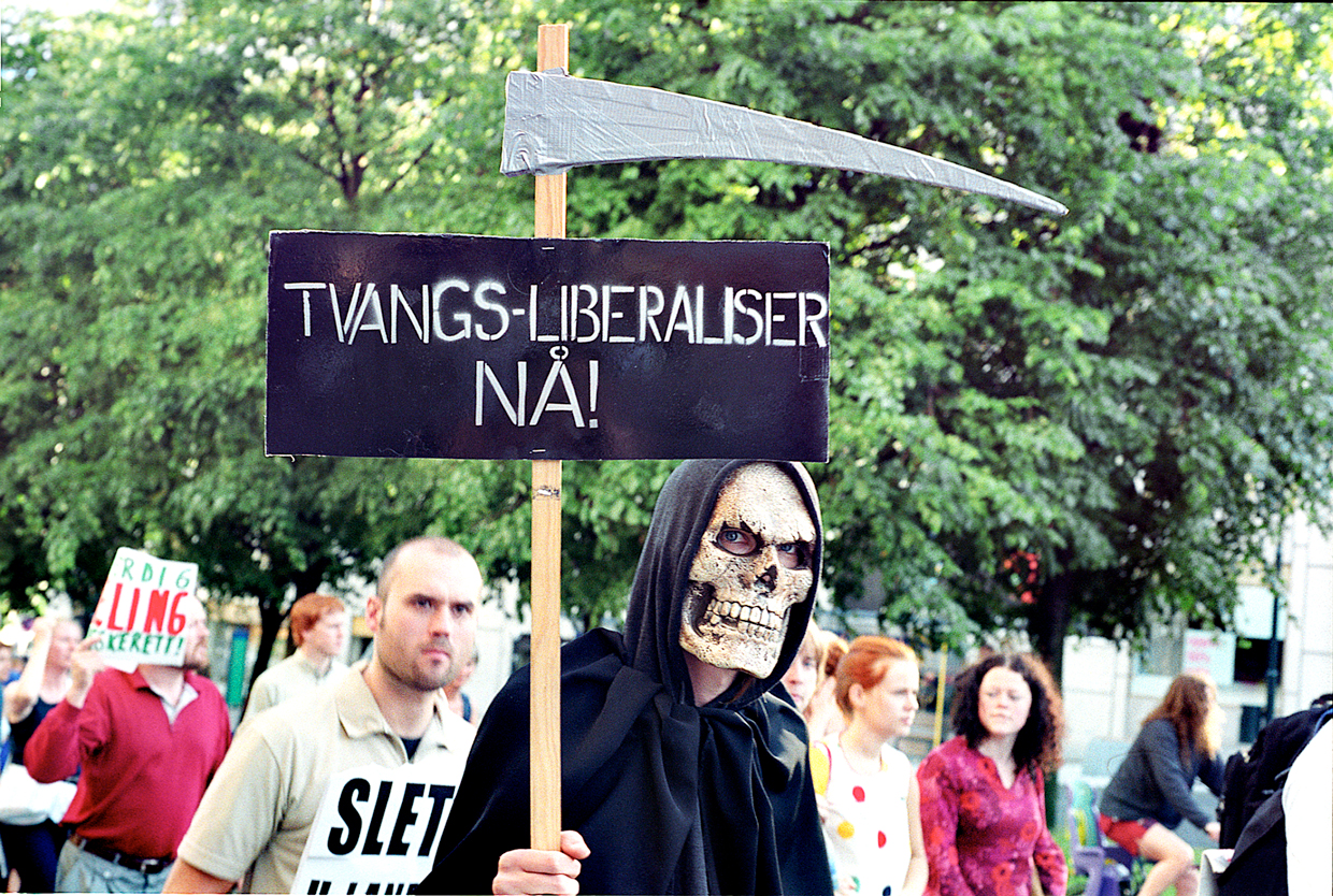 "Tvangsliberaliser eller dø" - plakat fra demonstrasjon mot handelsurettferdighet