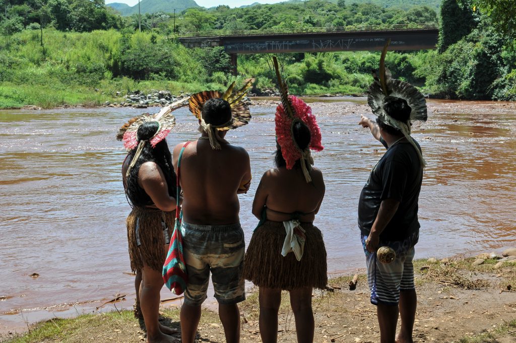 Urfolk ser på skadene etter at en gruvedemning brast i Vale, Amazonas i februar 2019. Urfolk ser på skadene etter at en gruvedemning brast i Vale, Amazonas i februar 2019.