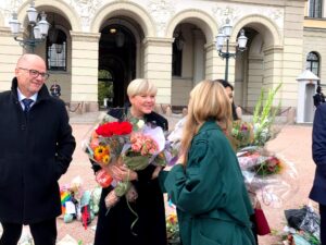 Hege Skarrud overrekker blomster til utviklingsminister Anne Beathe Tvinnereim