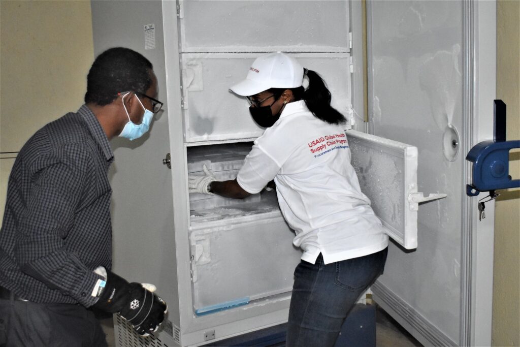 USAID (U.S. Agency for International Development) Rwanda lagrer vaksiner i frysere