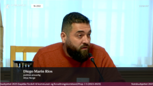 Skjermdump fra Stortingets Nett-TV med Diego Marin Rios som deltar i Stortingets høring. 