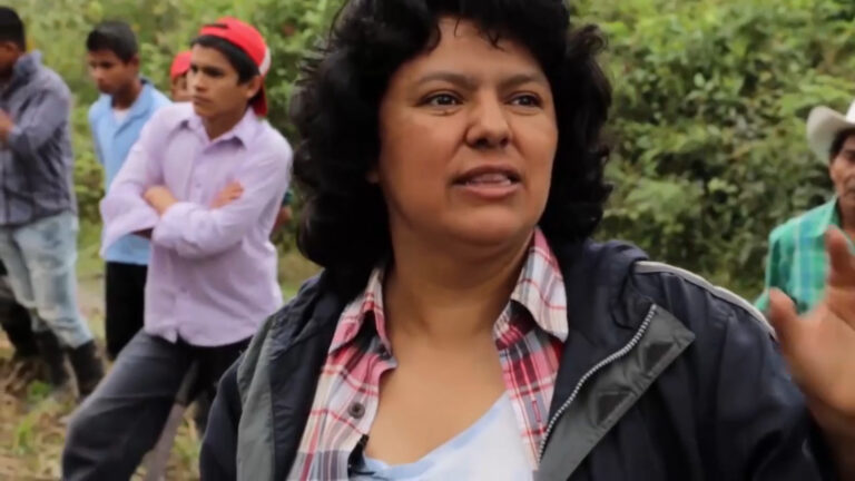 Berta Cáceres står foran en gruppe mennesker
